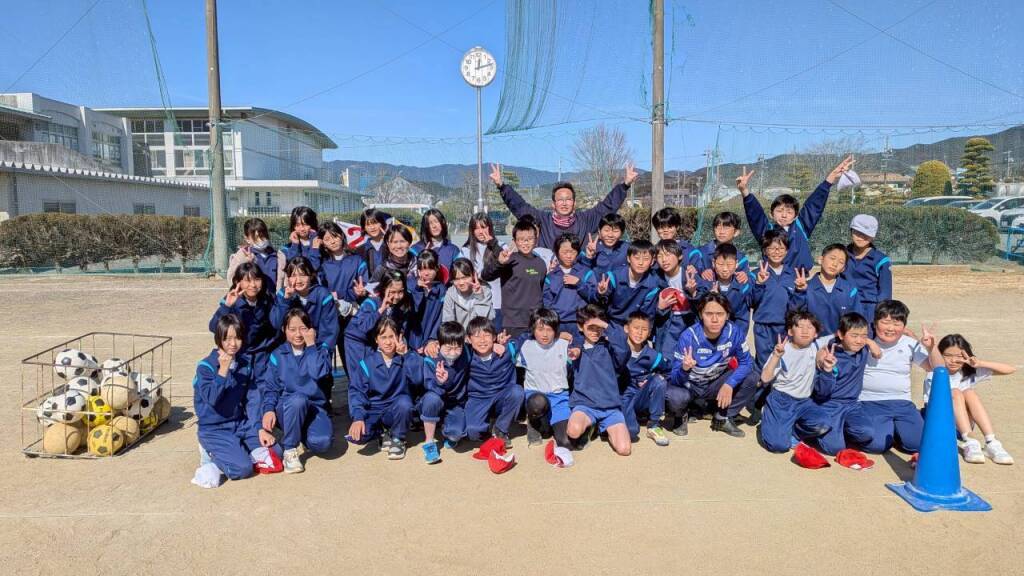 【地域交流】新城市立八名小学校へ訪問し、体育（サッカー）授業を実施